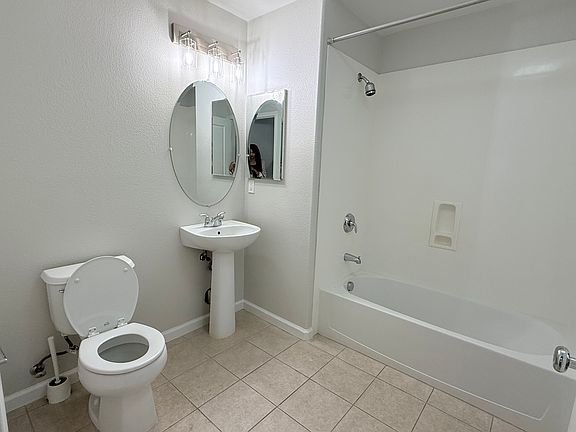 4th image of 2051 Oakland Rd