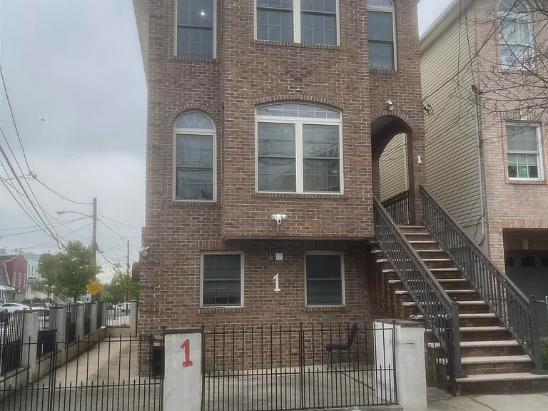 1 Montrose Ave #2 — Photo 1