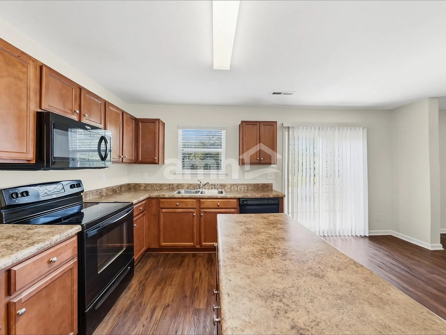 3 bed, 2.5 bath, 2231 sqft, $2,140 — Photo 3