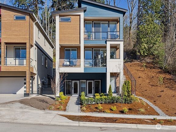 3rd image of 4004 Aberdeen Way NE