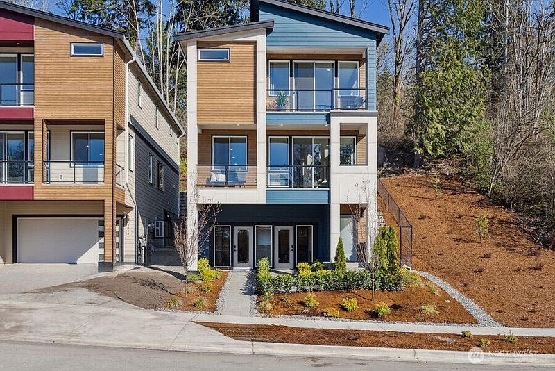 3rd image of 4004 Aberdeen Way NE
