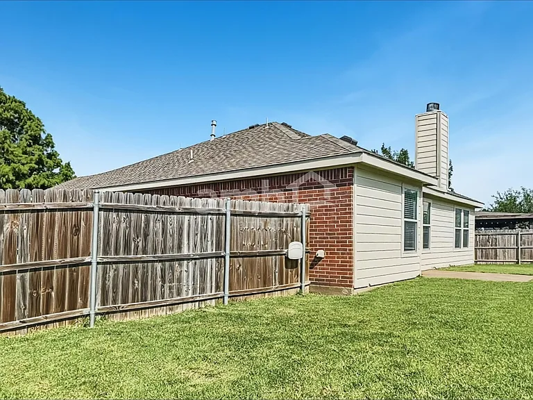 1009 Henry Ct — Photo 15