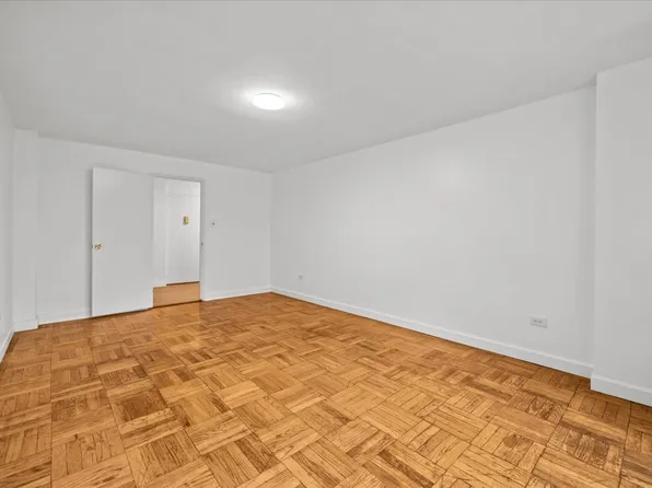 629 Kappock Street image 7 of 12