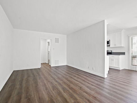 5th image of 918 11th St APT 1