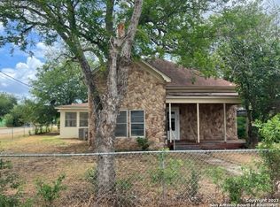 410 S Jamison Dr, Devine, TX 78016