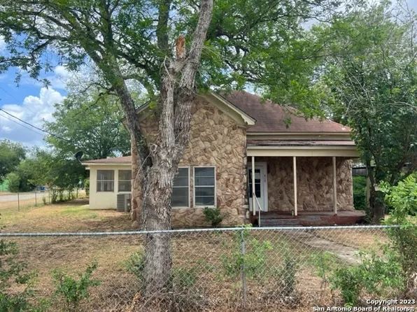 410 S JAMISON DR, Devine, TX 78016