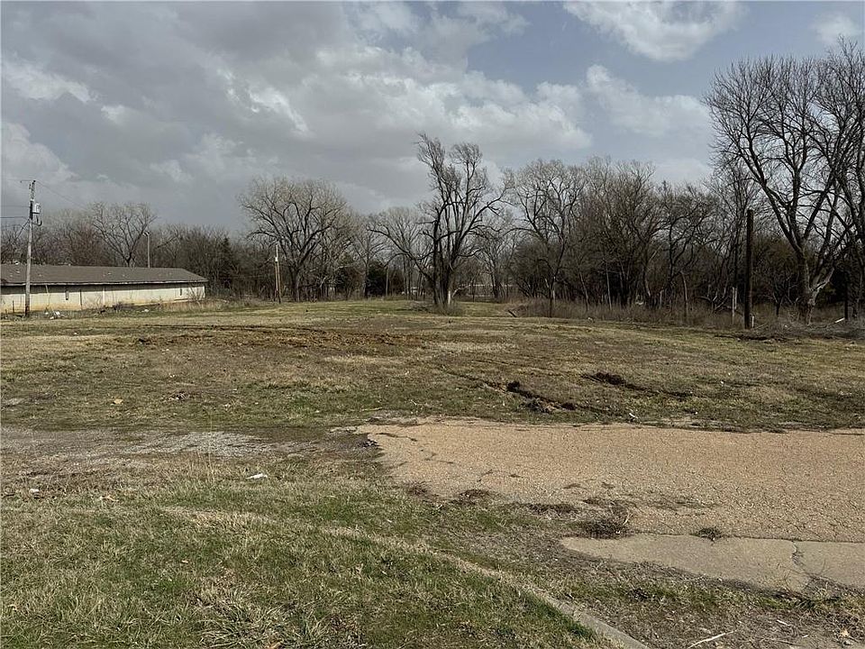 2nd image of 3746 SW Topeka Blvd