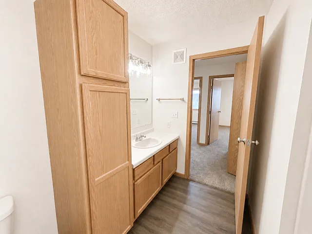 Greenbrier Apartments — Photo 8