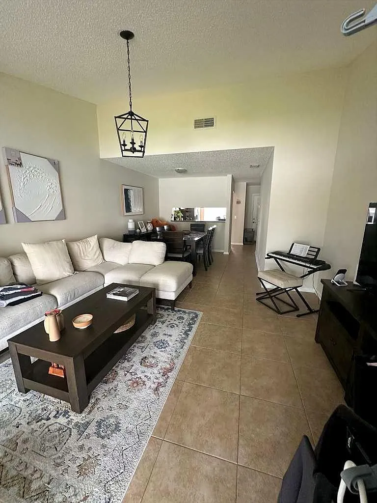2 bed, 1.0 bath, 994 sqft, $2,400 — Photo 3