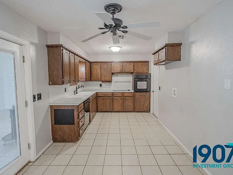 1618 Village Dr — Photo 9