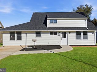 17 Idolstone Rd, Levittown, PA 19057