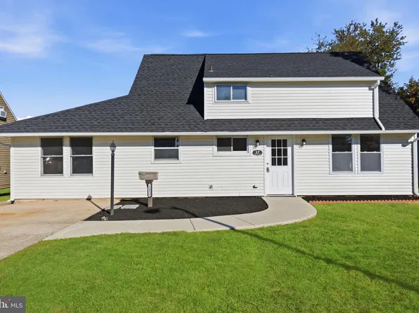 17 Idolstone Rd, Levittown, PA 19057