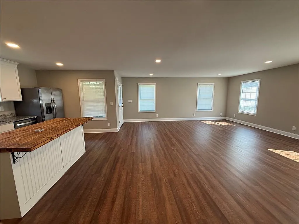 3 bed, 2.0 bath, 1386 sqft, $1,850 — Photo 4