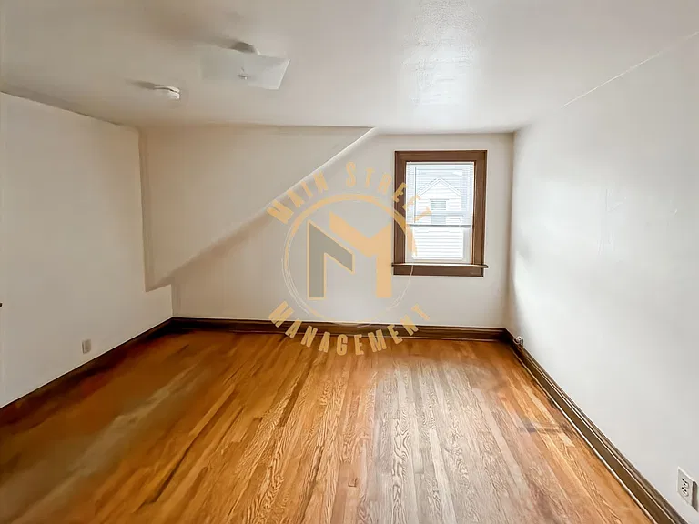 520 Henry St — Photo 11