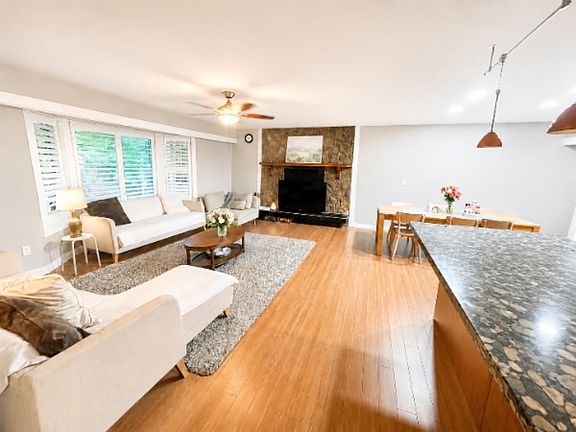 3rd image of 3370 Viewmount Dr