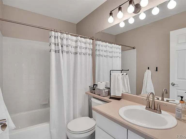 6037 S Walden Ct — Photo 5