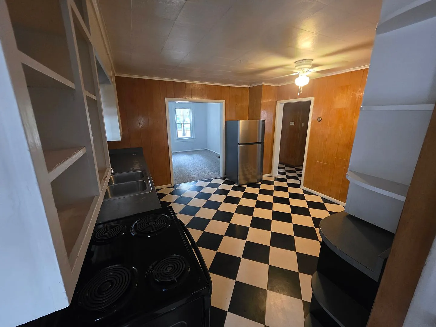 Charming 2BR Wood River Home with Large Yard & Carport — Photo 3