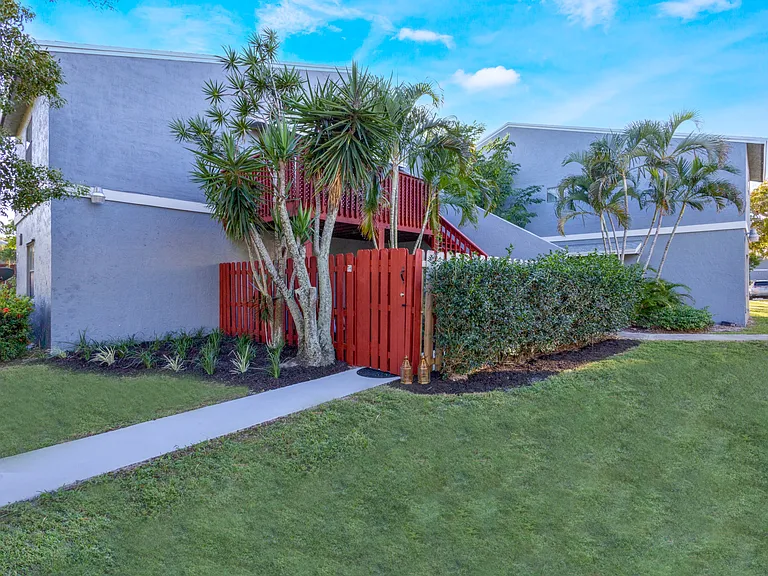 7 Crossings Cir #H — Photo 41