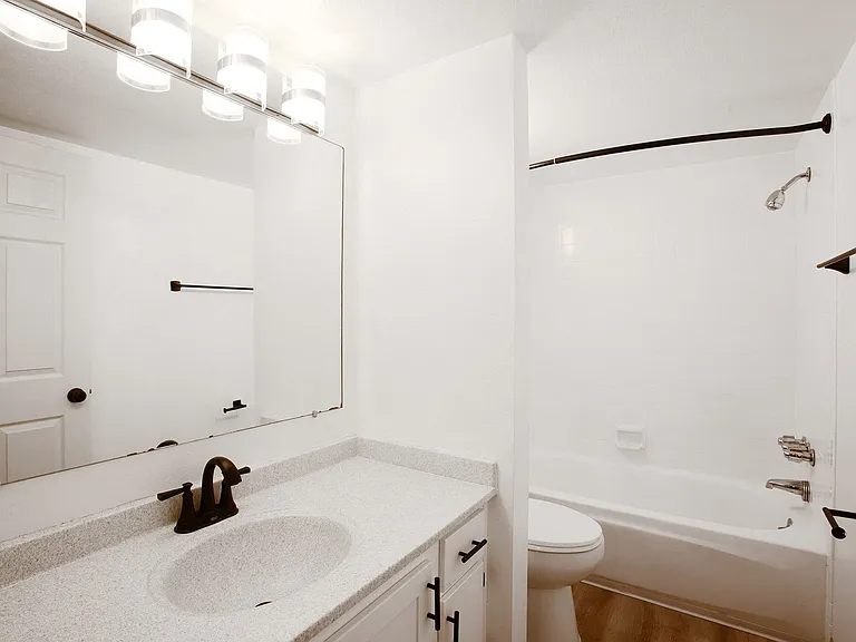 Los Altos Towers — Photo 20