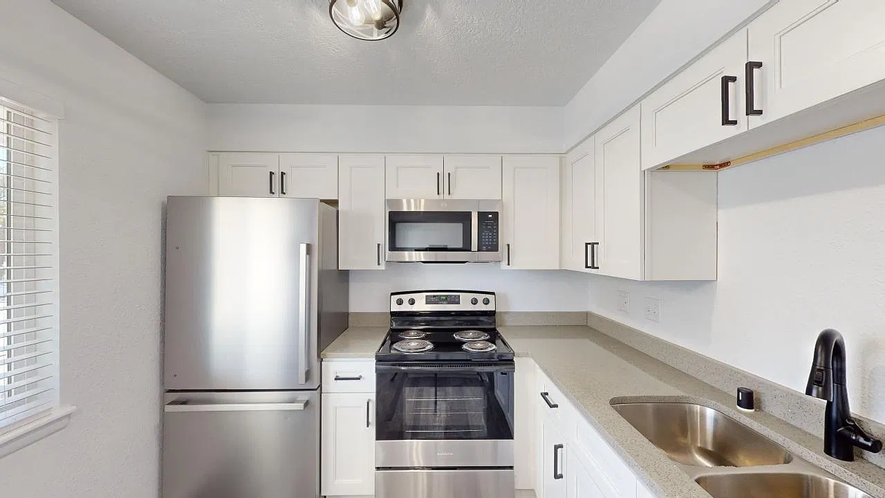 Fully Loaded Renovated 2 Bedroom Apartments in the North Valley — Photo 4