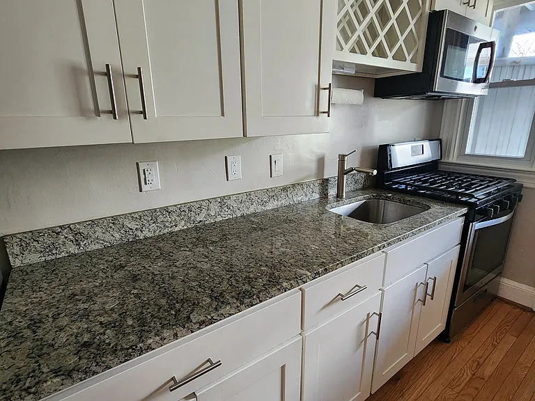 1-2105 Mount Vernon Ave #1 — Photo 2