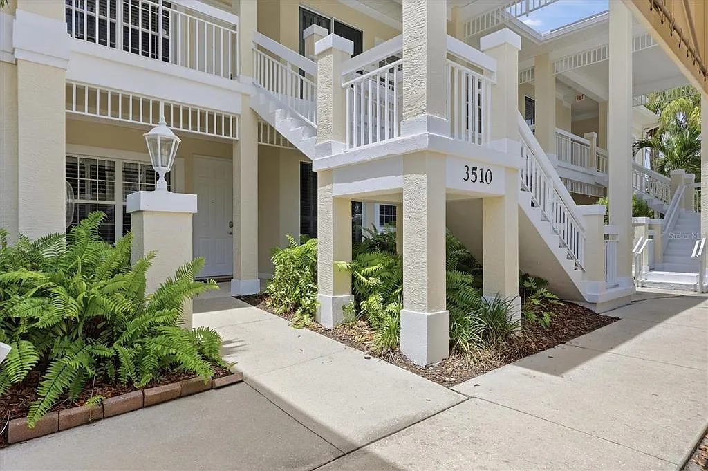 3 bed, 3.0 bath, 1981 sqft, $5,900 — Photo 1