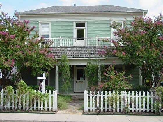 1st image of 2616 Hibernia St