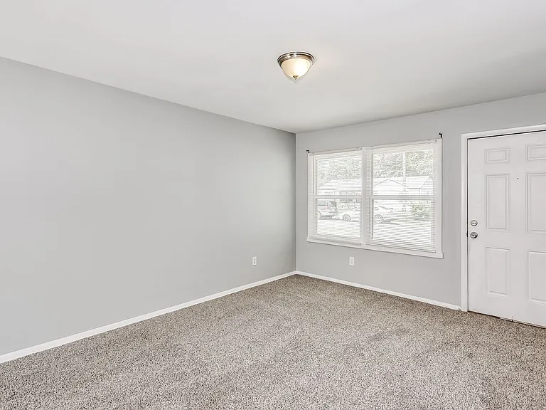 1133 E Crowley St — Photo 4