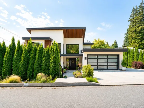 955 Forest Hills Dr, North Vancouver, BC V7R 1N4