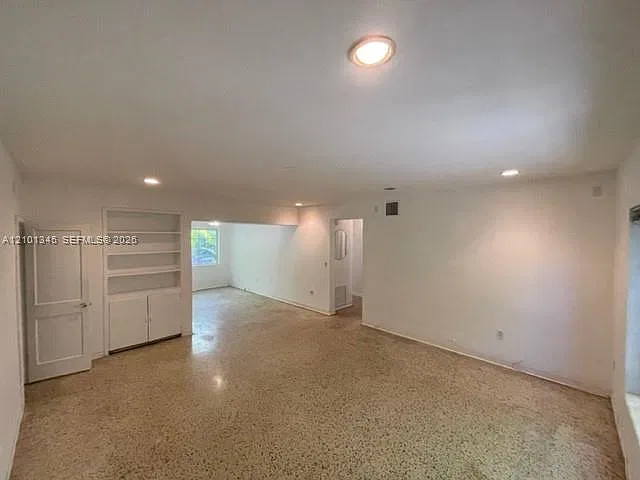 825 West 40 St Condo — Photo 2