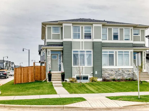 332 W Dawson Dr, Chestermere, AB T1X 2R3