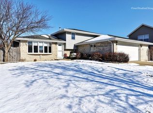 30 Austrian Dr, Romeoville, IL 60446