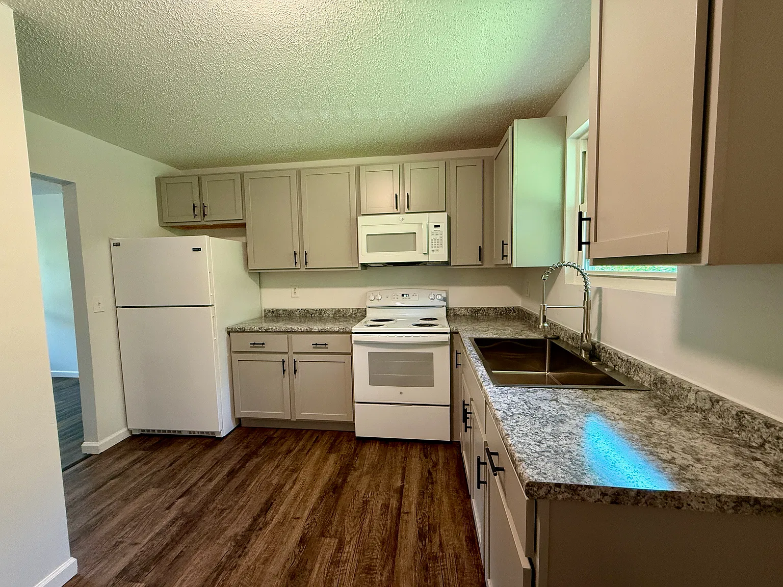 2 bed, 800 sqft, $1,600 — Photo 3