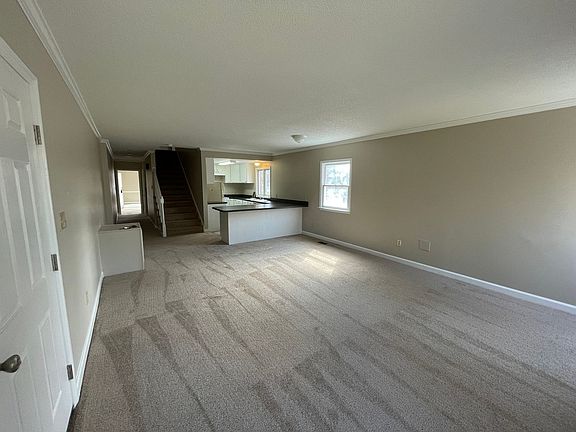 4th image of 744 Crescent Dr #3