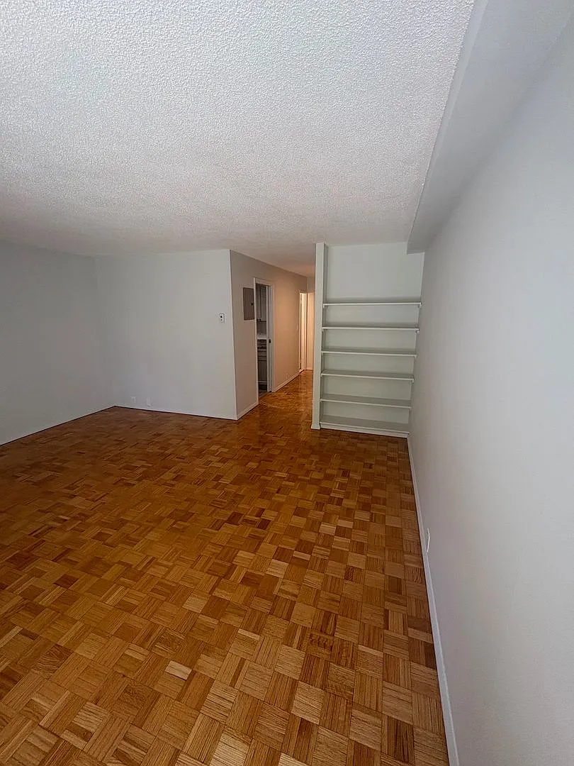 Beautiful modern unit with great location near nature in Brookline available NOW! — Photo 2