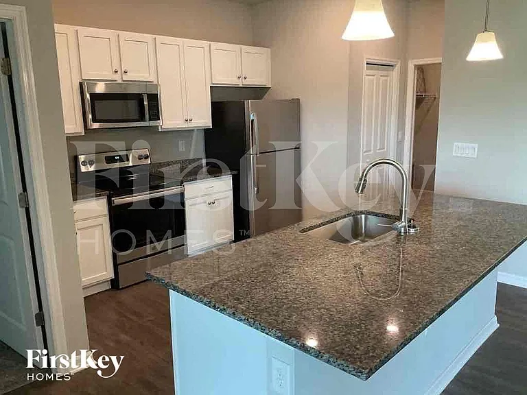 2216 NW 18th Ter — Photo 4