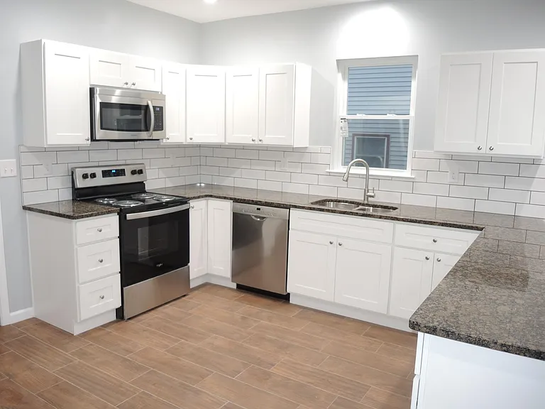 1107 W Lincoln St — Photo 5