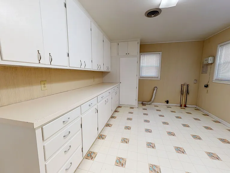 1208 Truman St — Photo 8