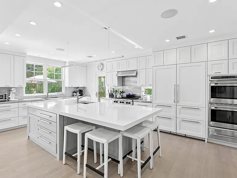 202 Halsey St — Photo 8