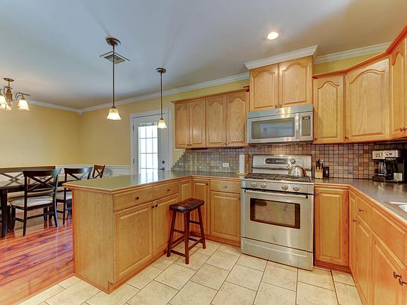 4th image of 218 Chauvin Dr