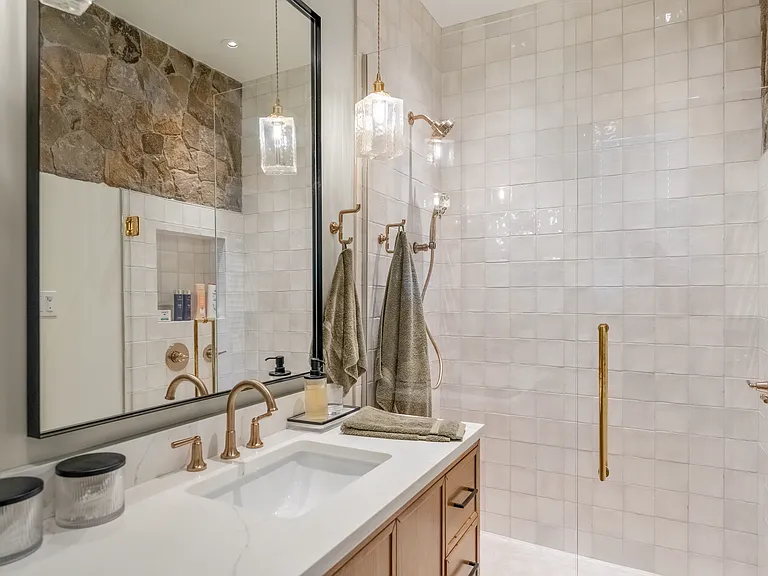 lower en suite bath/carriage house