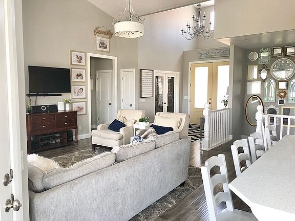 Living room/entry