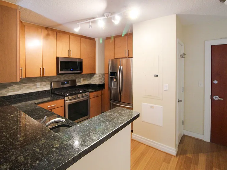 915 E St NW #802 — Photo 11