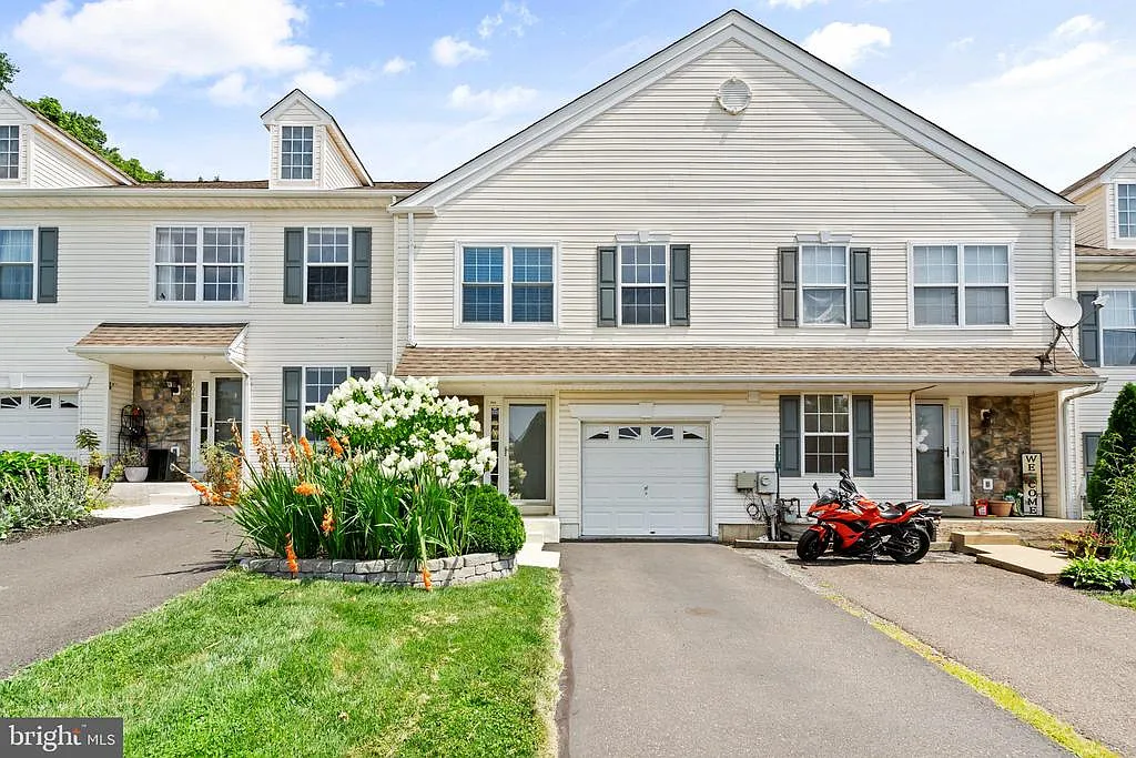 3 bed, 2.5 bath, 1378 sqft, $2,850 — Photo 1