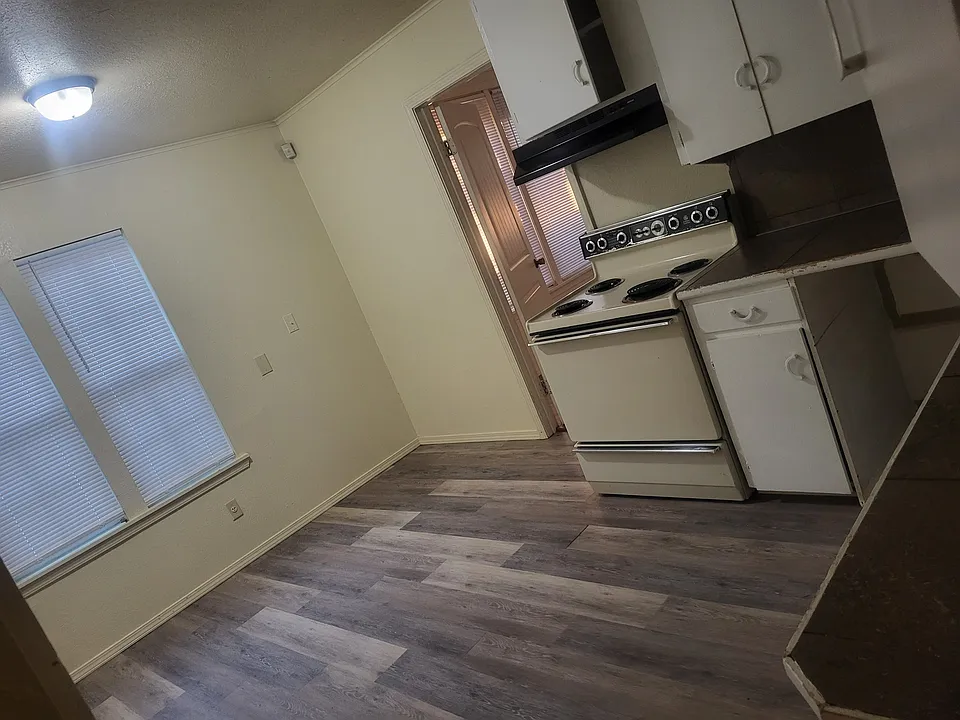 3339 E 30th Pl