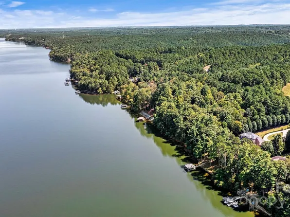 302 Riverwalk Dr, Connelly Springs, NC 28612