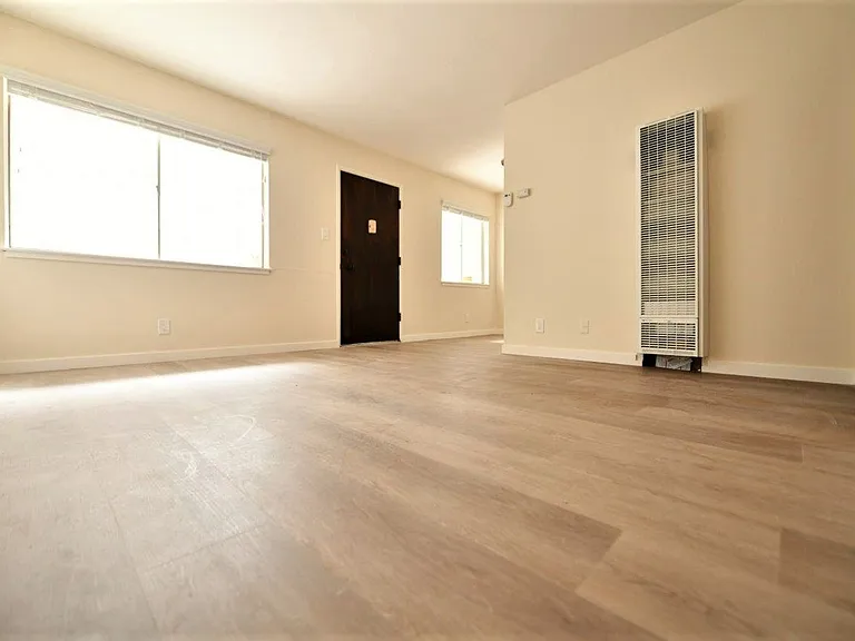 5390 Broadway — Photo 3