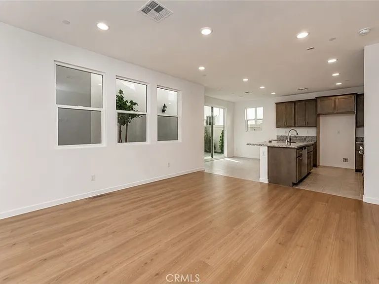 26149 Park Ave #28 — Photo 6