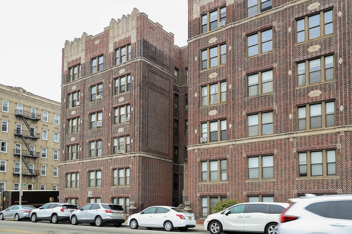 Building Photo - 883 Boulevard E #1C