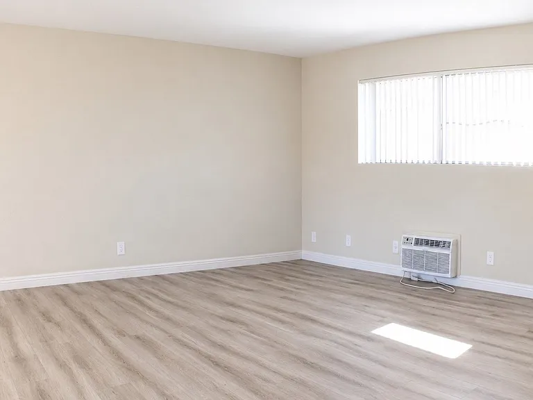 Reseda Gardens Apartments — Photo 4